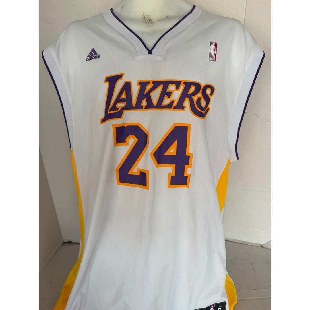Kobe Bryant white Los Angeles Lakers alternate adidas game model signed with inscription and proof.