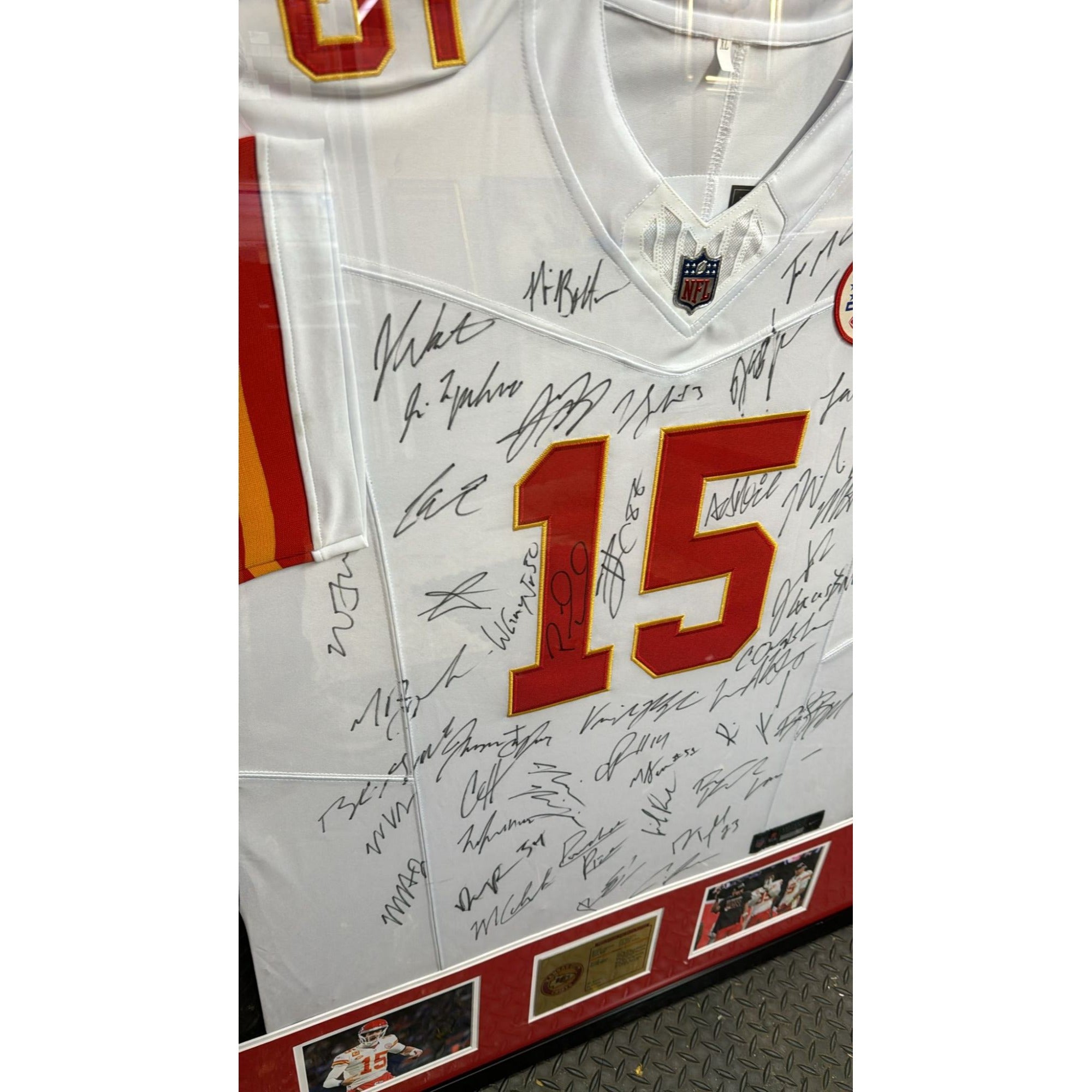 Kansas City Chiefs Patrick Mahomes Travis Kelce Chris Jones Andy Reid 2023-24 Holmes game model jersey xl team signed & framed 40x38