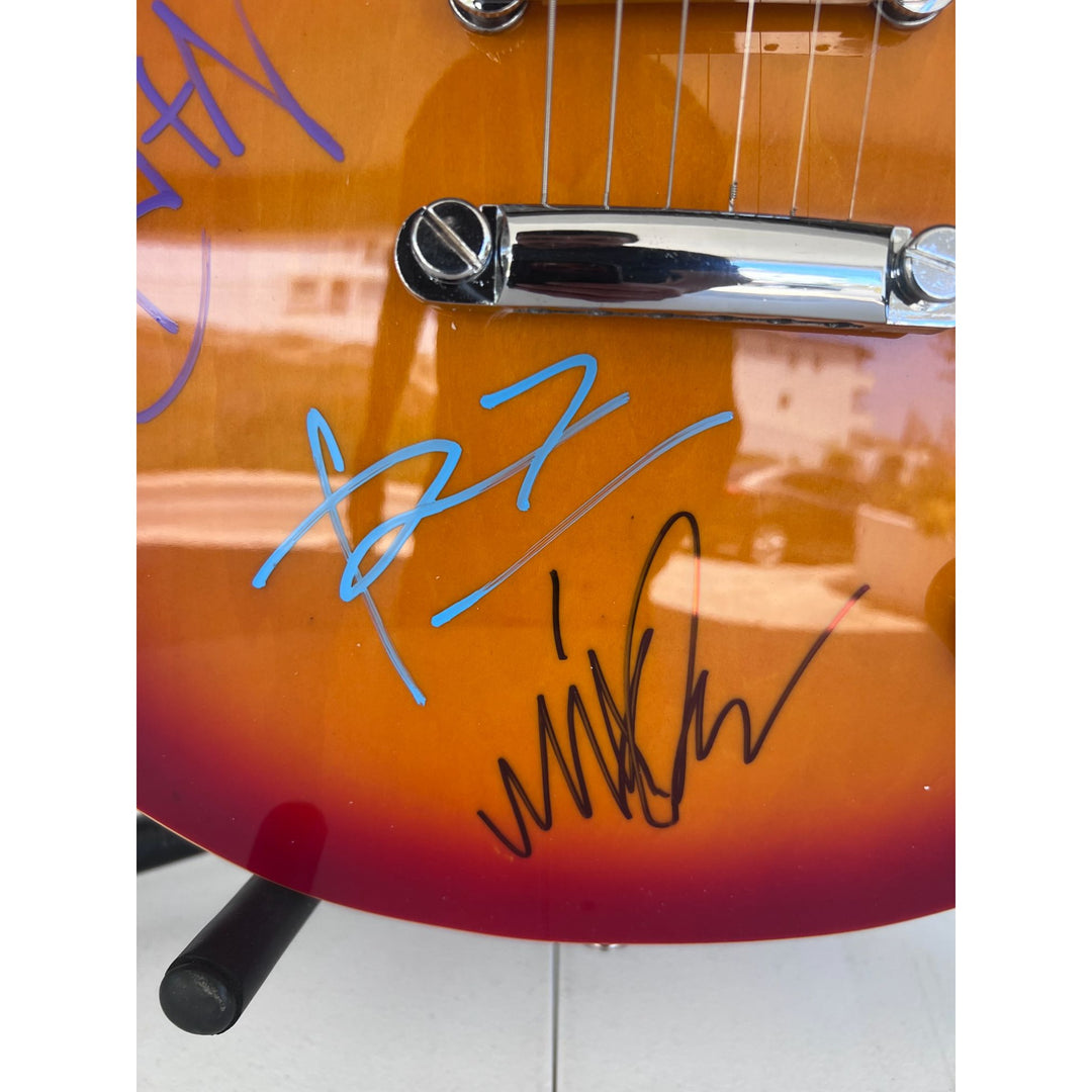 Chester Bennington, Mike Shinoda, Brad Delson, Dave Farrell, Joe Hahn, Rob Bourdon Linkin Park les paul vintage electric guitar signed.