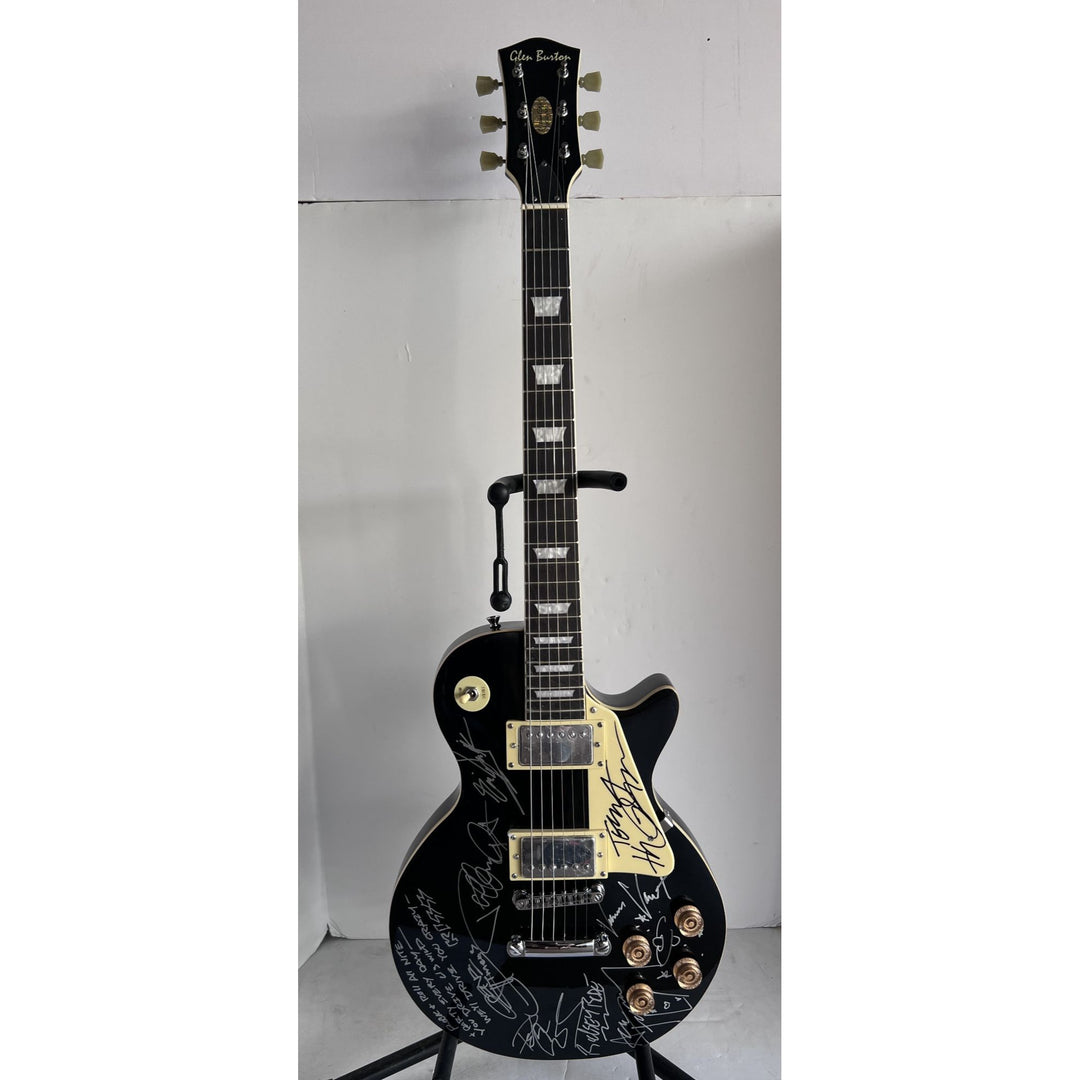 Kiss Gene Simmons, Paul Stanley, Ace Frehley, Peter Criss, Tommy Thayer, Eric Singer and Bruce Kulick Les Paul electric guitar signed with p