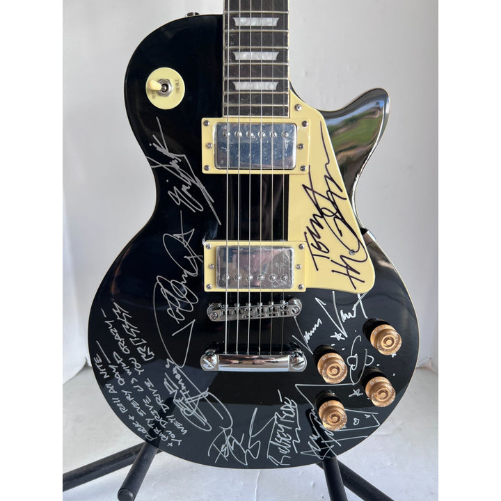 Kiss Gene Simmons, Paul Stanley, Ace Frehley, Peter Criss, Tommy Thayer, Eric Singer and Bruce Kulick Les Paul electric guitar signed with p