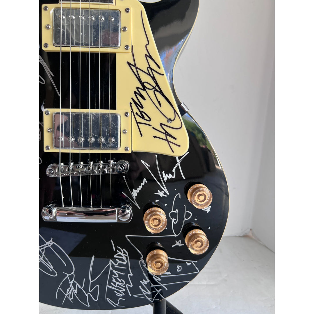 Kiss Gene Simmons, Paul Stanley, Ace Frehley, Peter Criss, Tommy Thayer, Eric Singer and Bruce Kulick Les Paul electric guitar signed with p