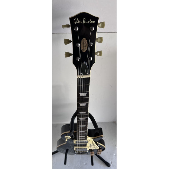 Kiss Gene Simmons, Paul Stanley, Ace Frehley, Peter Criss, Tommy Thayer, Eric Singer and Bruce Kulick Les Paul electric guitar signed with p