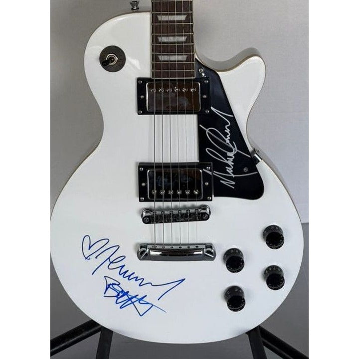 Michael Jackson and Jennifer Batten les paul electric guitar signed with proof.