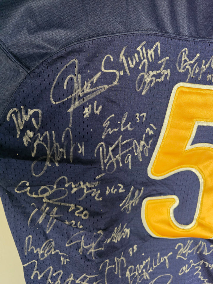 Manti Te'o Notre Dame team signatures set 1 close-up 1