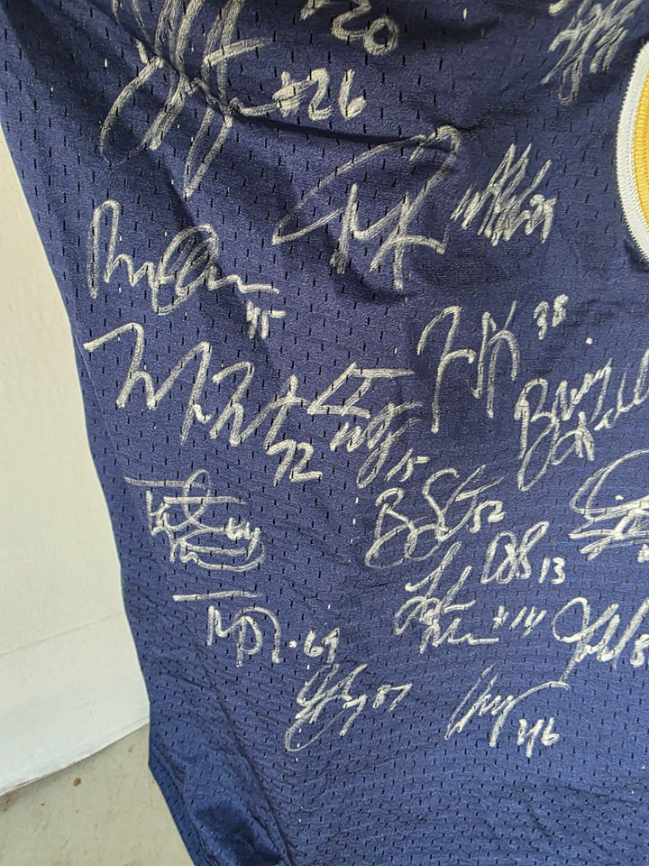 Manti Te'o Notre Dame team signatures set 1 close-up 2