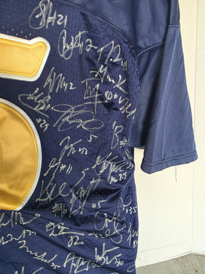 Manti Te'o Notre Dame team signatures set 1 close-up 4