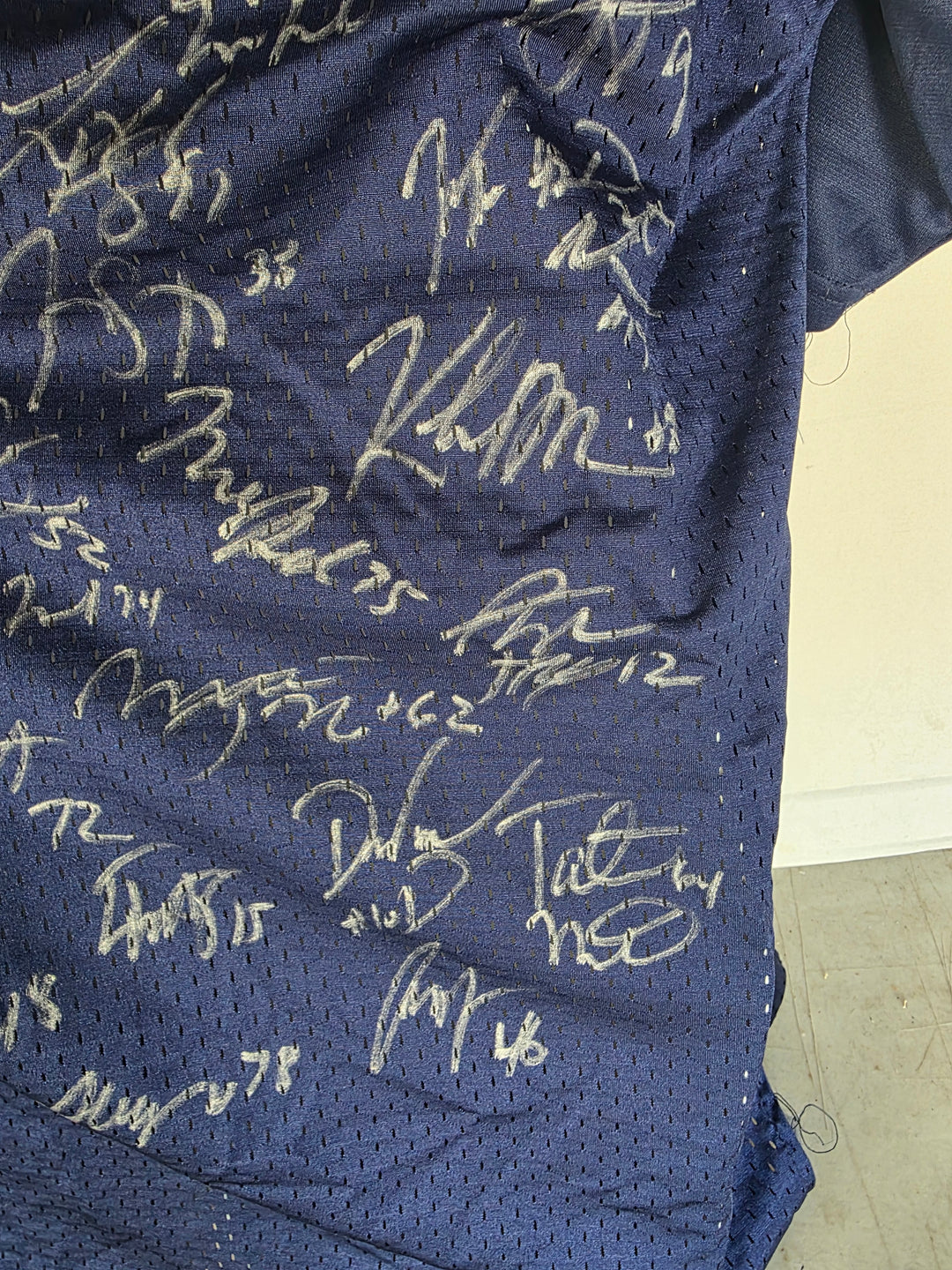 Manti Te'o Notre Dame team signatures set 2 close-up 4