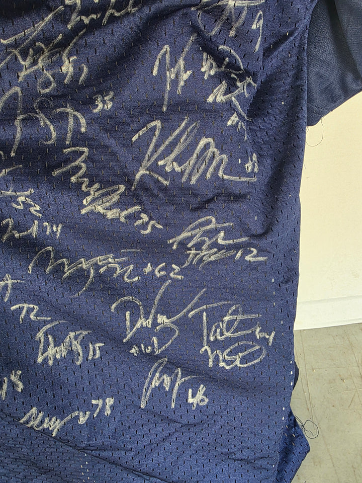 Manti Te'o Notre Dame team signatures set 2 close-up 4