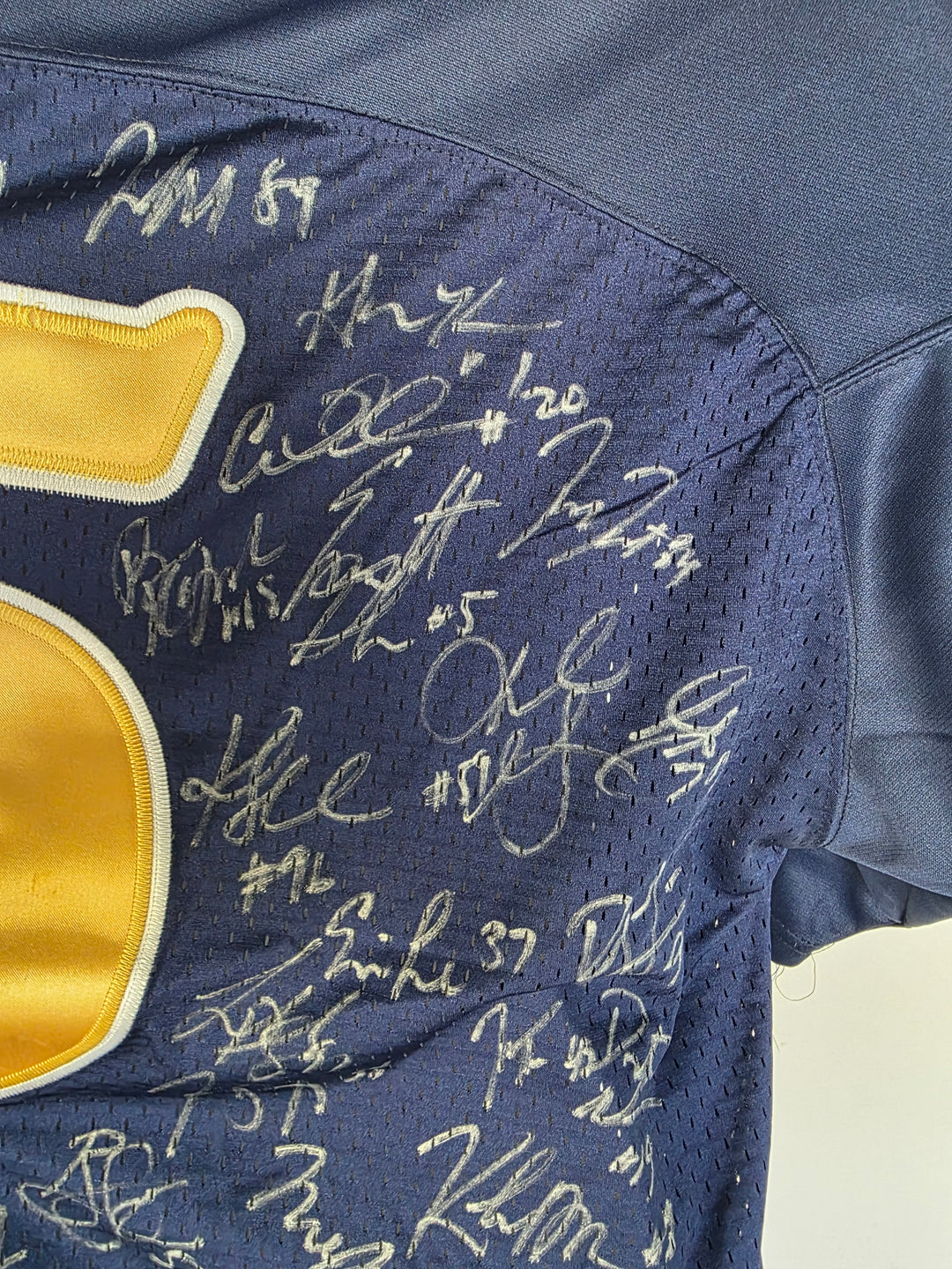 Manti Te'o Notre Dame team signatures set 2 close-up 5