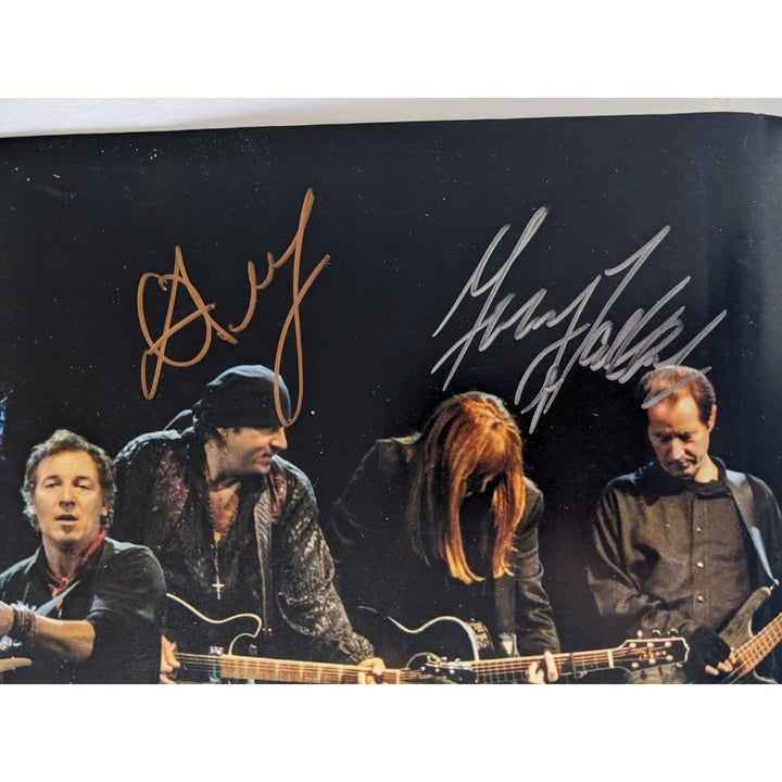 Bruce Springsteen,n Clarence Clemens, Patti Scialfa Gary Tallent, Max Weinberg, Stevie Van Zant, Nils Lofgren