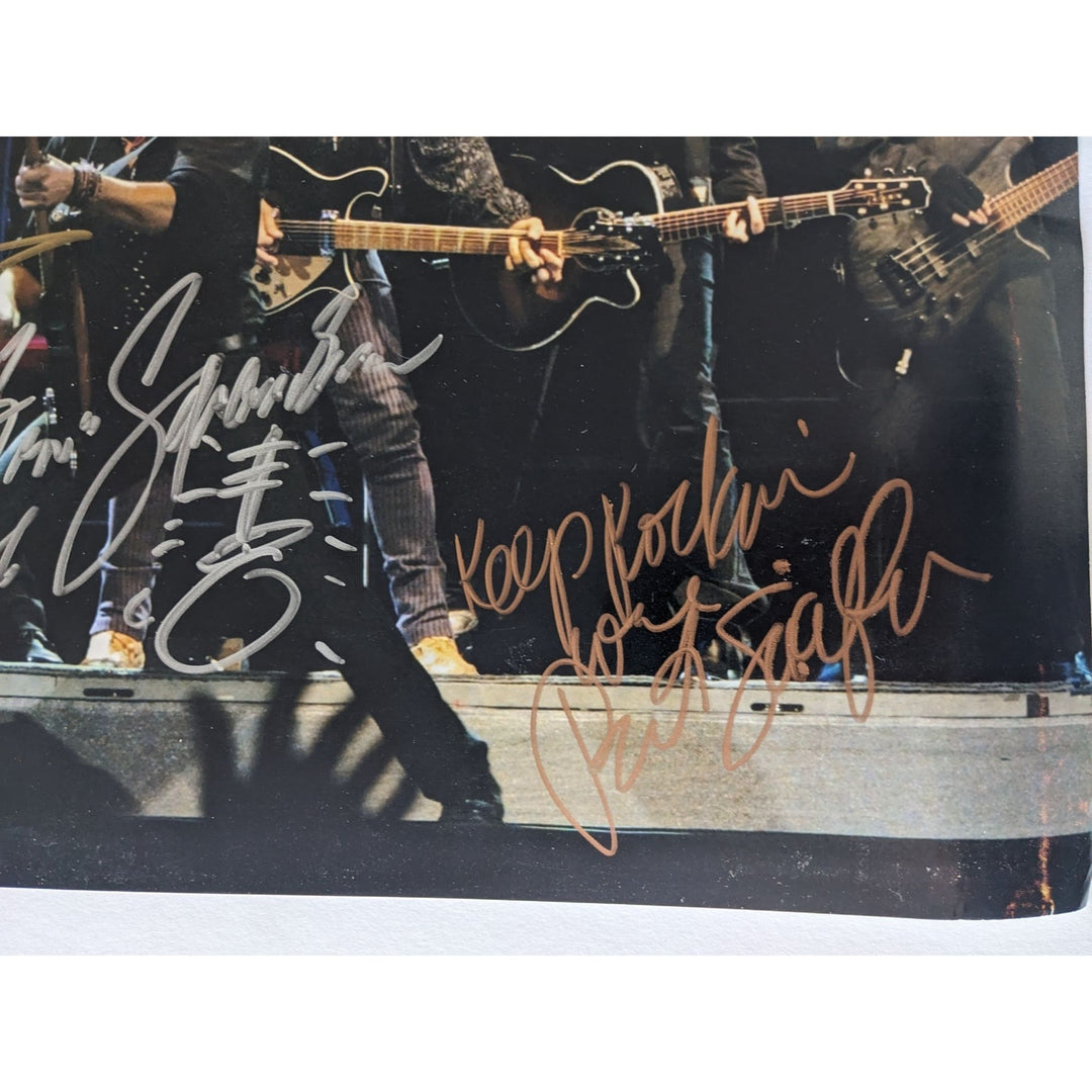 Bruce Springsteen,n Clarence Clemens, Patti Scialfa Gary Tallent, Max Weinberg, Stevie Van Zant, Nils Lofgren