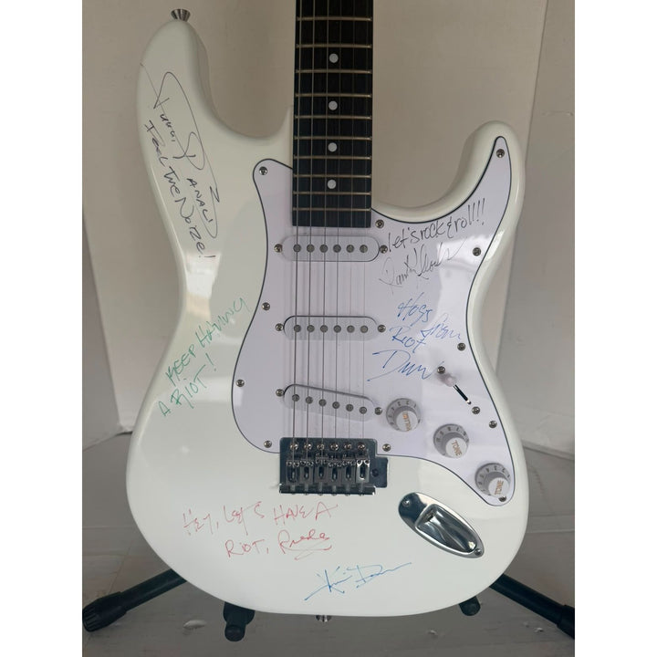 Quiet Riot Randy Rhoads Drew Forsyth Rudy Sarzo Kevin Dubrow Frankie Banali very rare Stratocaster electric guitar signed with proof.