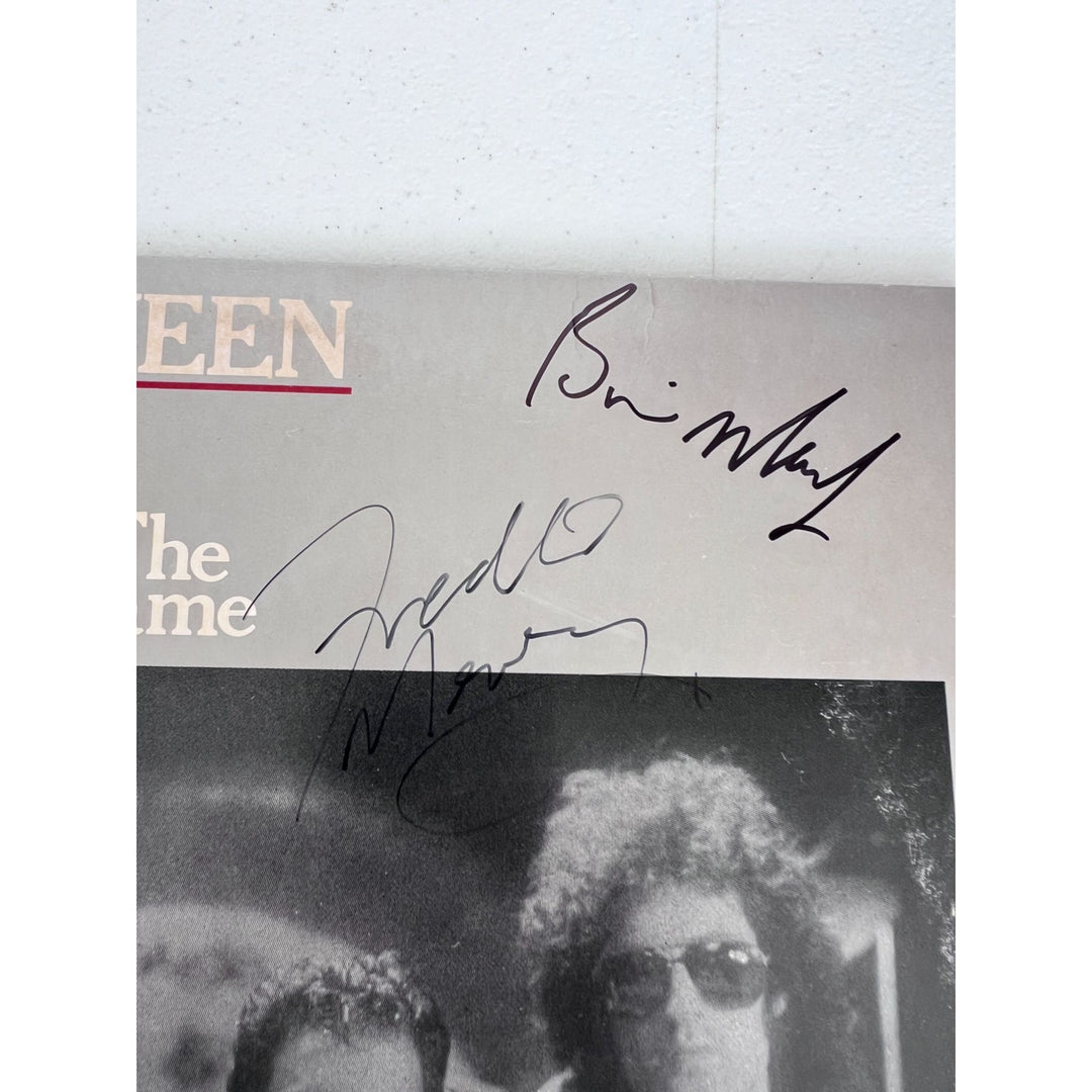 Queen original LP 1980 Freddie Mercury , John deacon, Roger Taylor and Brian May signed with proof.