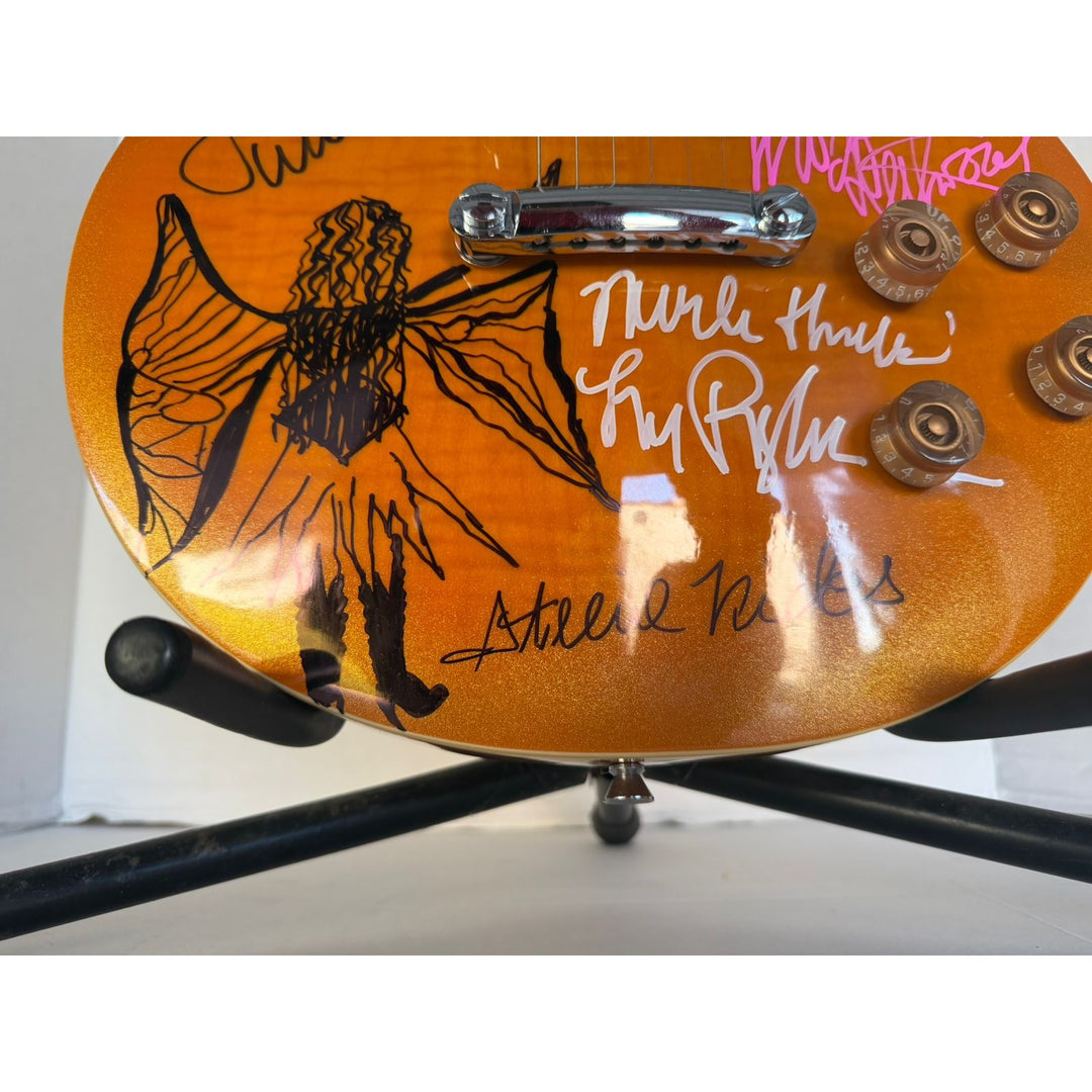 Fleetwood Mac vintage Gold les paul signed by Peter Green, Mick Fleetwood, Christine McVie, John McVie, Stevie Nicks  Lindsey Buckingham