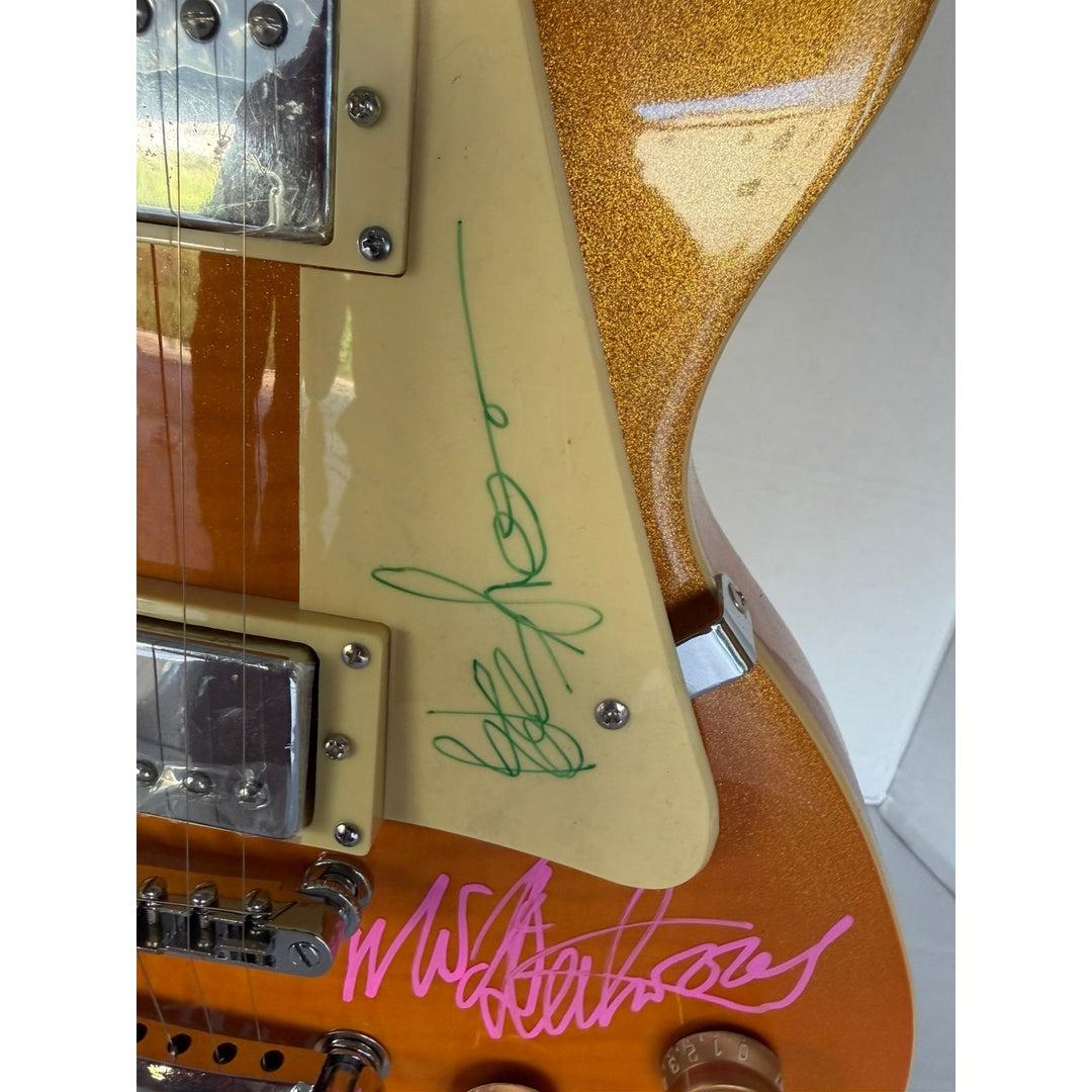 Fleetwood Mac vintage Gold les paul signed by Peter Green, Mick Fleetwood, Christine McVie, John McVie, Stevie Nicks  Lindsey Buckingham