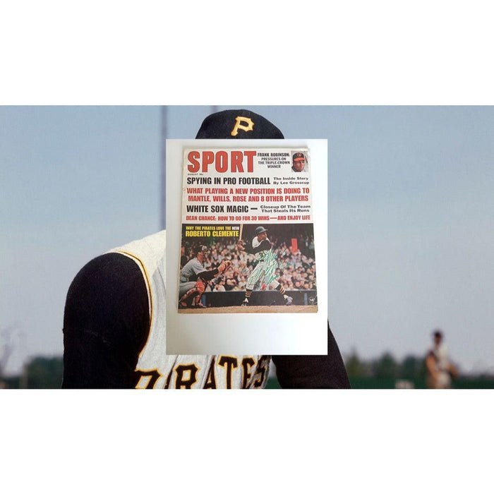 Roberto Clemente 1967 full Sport magazine excellent condition signed