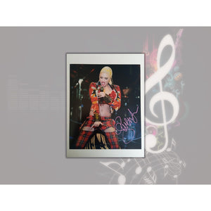 Gwen Stefani 8 by 10 signed photo with proof