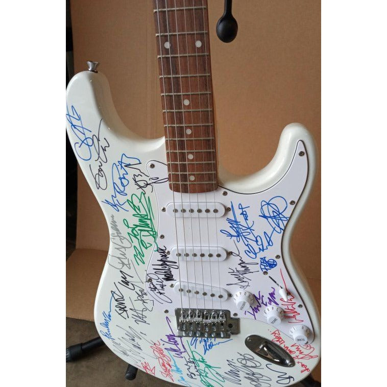 Paul McCartney George Michael Chris Cornell Amy Winehouse 32 music legends signed electric guitar with proof