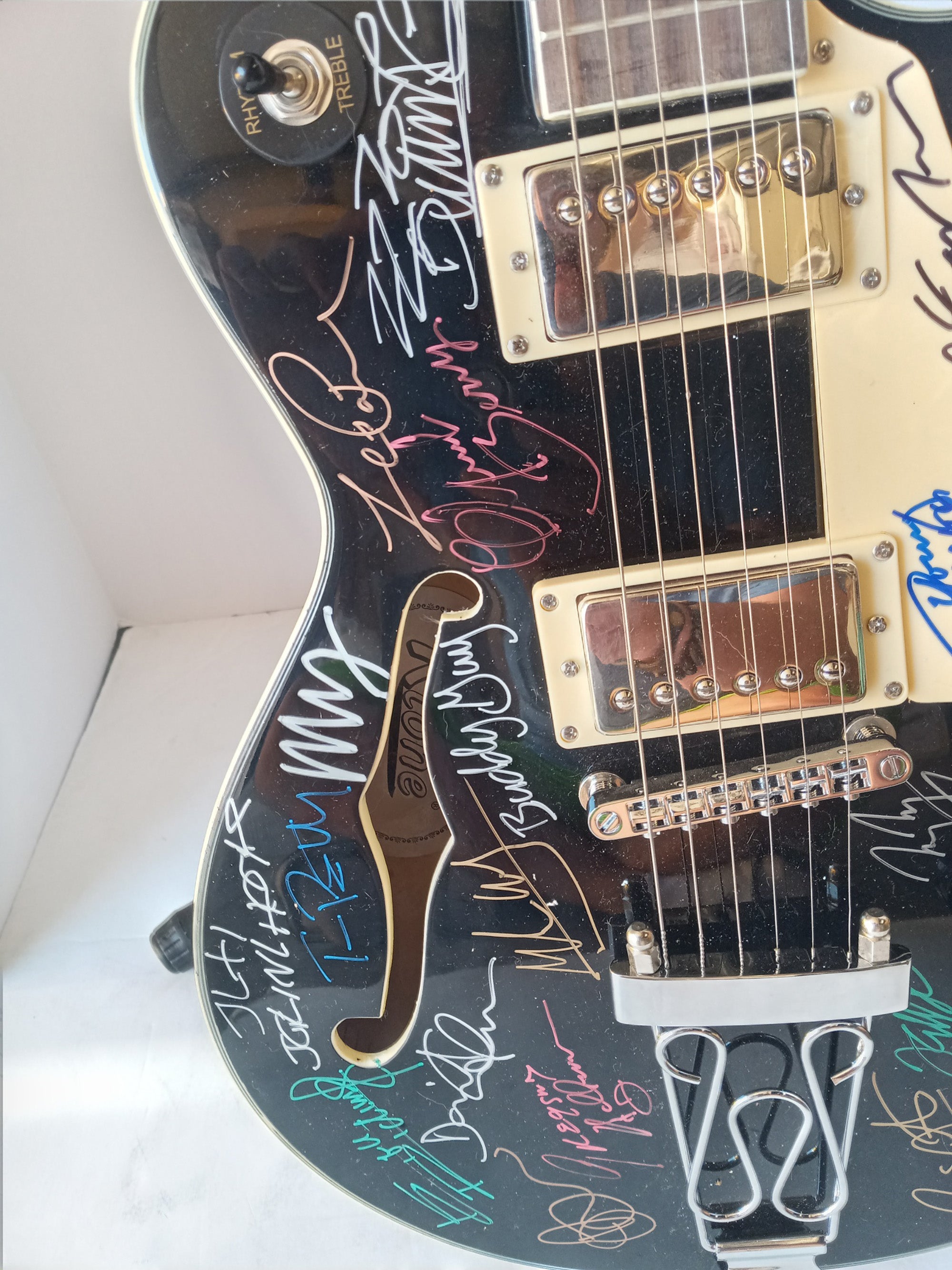 Paul McCartney, B.B. King, Eric Clapton, 22 Rock and Roll icons Les Paul hollow body guitar signed