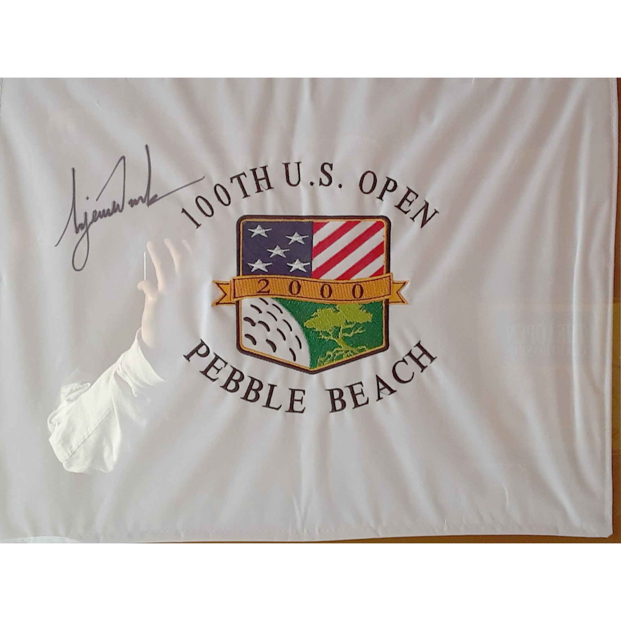 Tiger Woods 2000 US Open signed and golf pin flag with proof