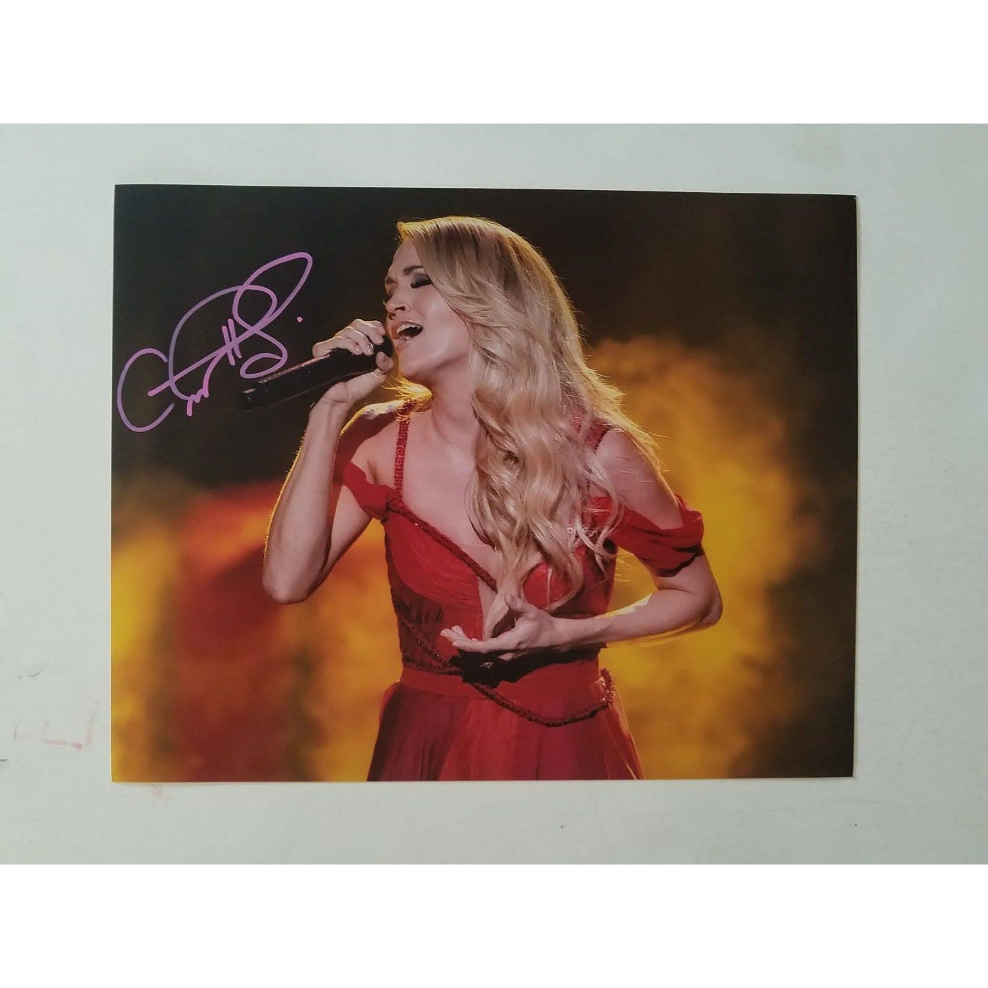 Carrie Underwood 8 x 10 signed photo