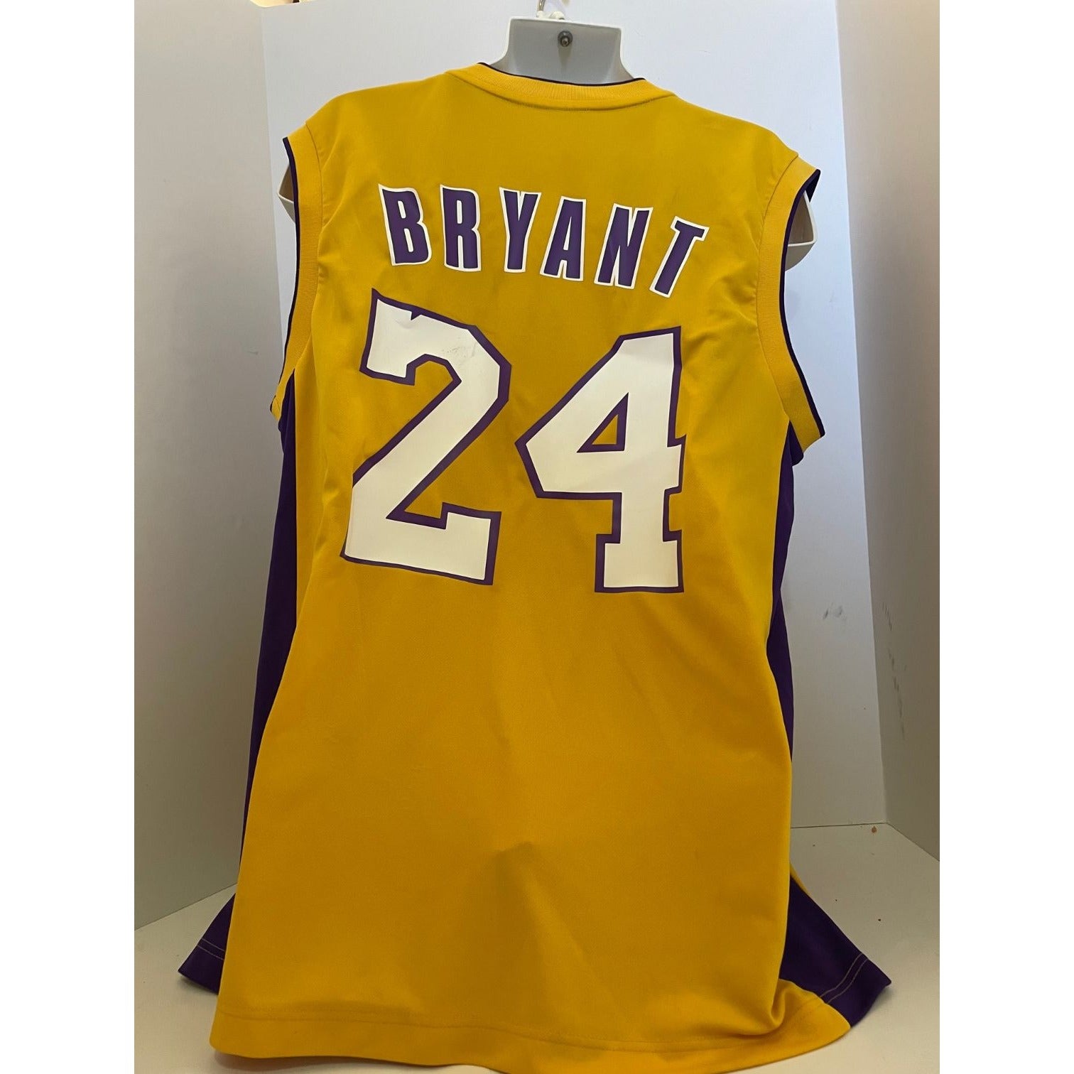 Lot Detail - Kobe Bryant Signed Authentic Los Angeles Lakers Framed Home  NBA Finals Jersey LE 50/108 signed on 7/13/2000 (UDA)