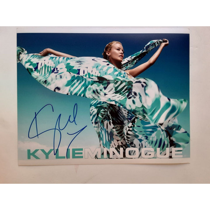 Kylie Minogue 8 x 10 signed photo - Awesome Artifacts 