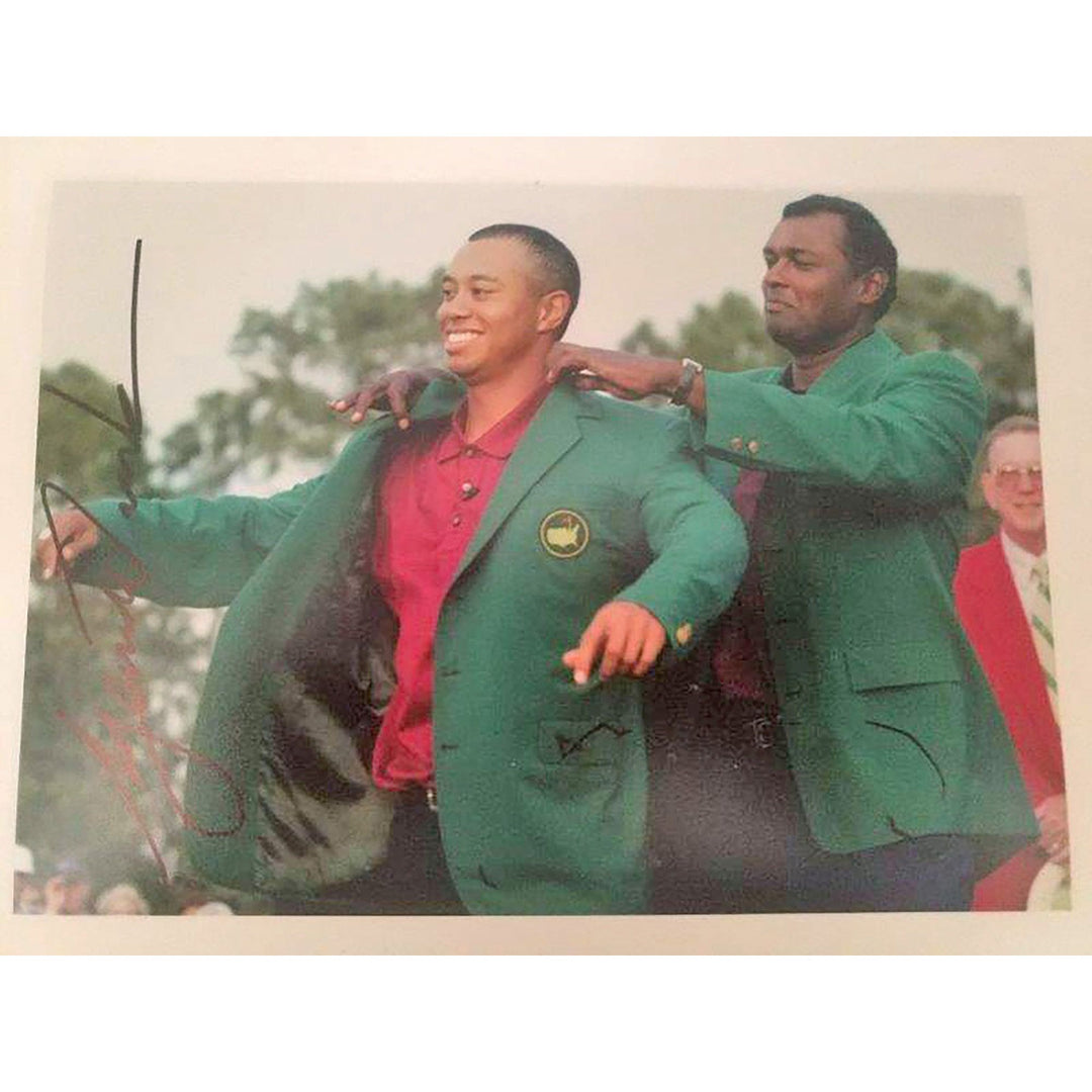 Tiger Woods 5 x 7 photo signed with proof - Awesome Artifacts 