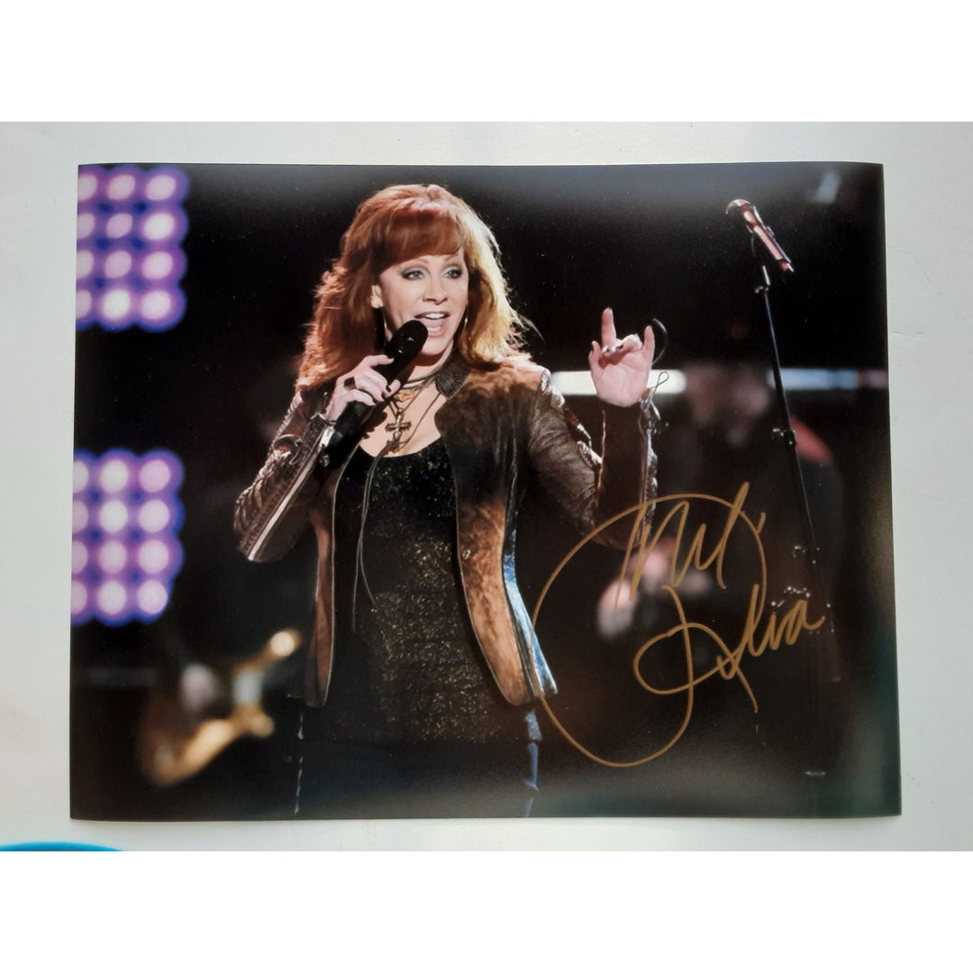 Reba McEntire 8 x 10 signed photo - Awesome Artifacts 