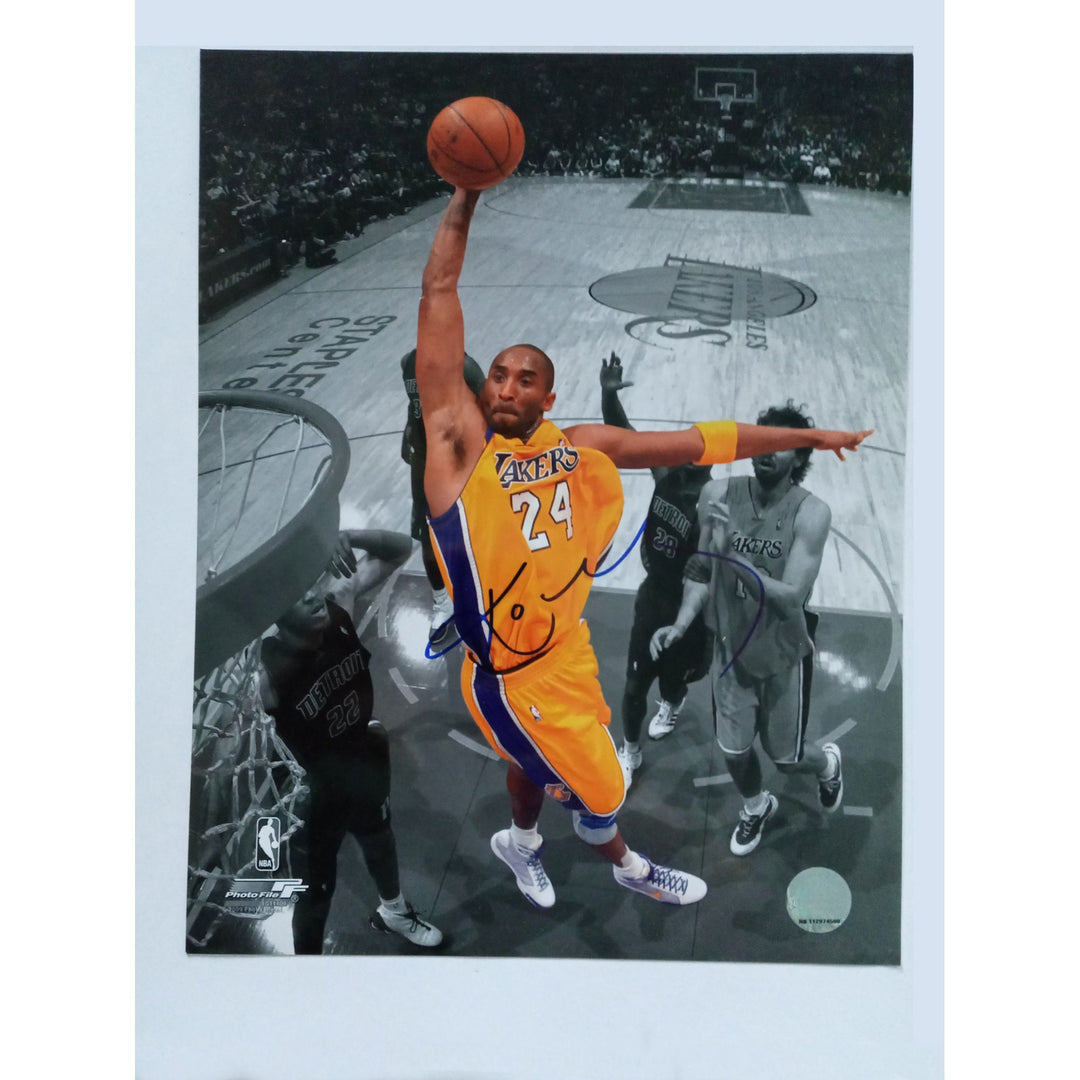 Kobe Bryant Los Angeles Lakers 11 by 14 photo signed with proof - Awesome Artifacts 