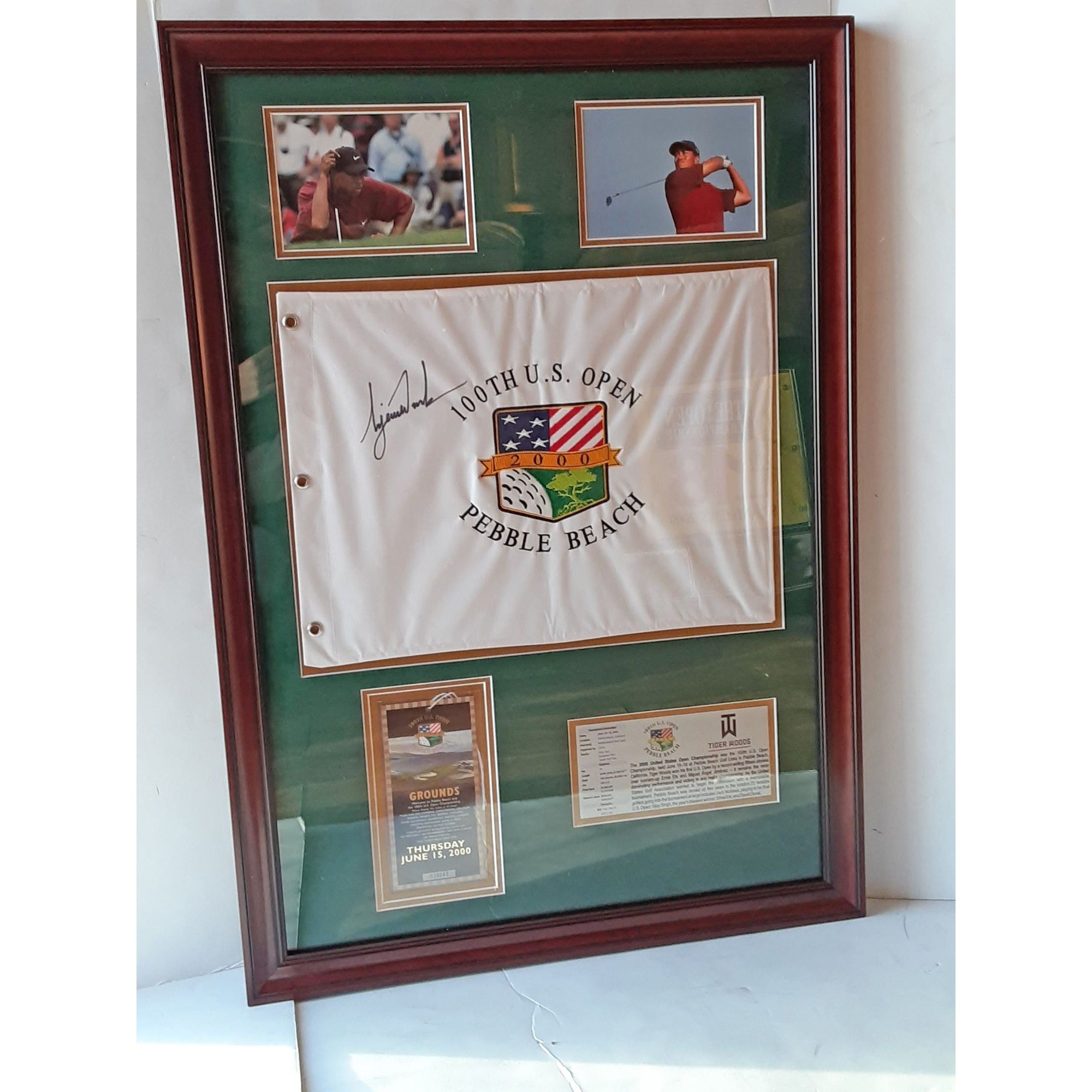 Tiger Woods 2000 US Open signed and golf pin flag with proof
