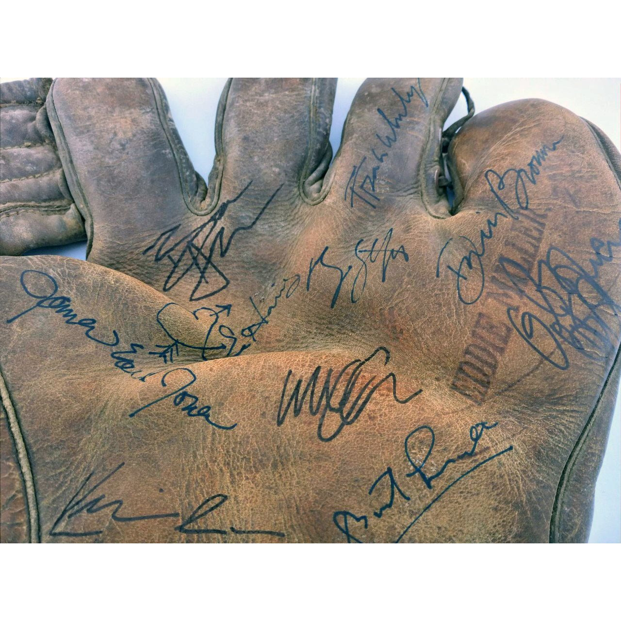 Field of Dreams signed vintage baseball glove Kevin Costner, Amy Madigan, James Earl Jones, Burt Lancaster, Ed Harris,Ray Liotta, Matt Damon