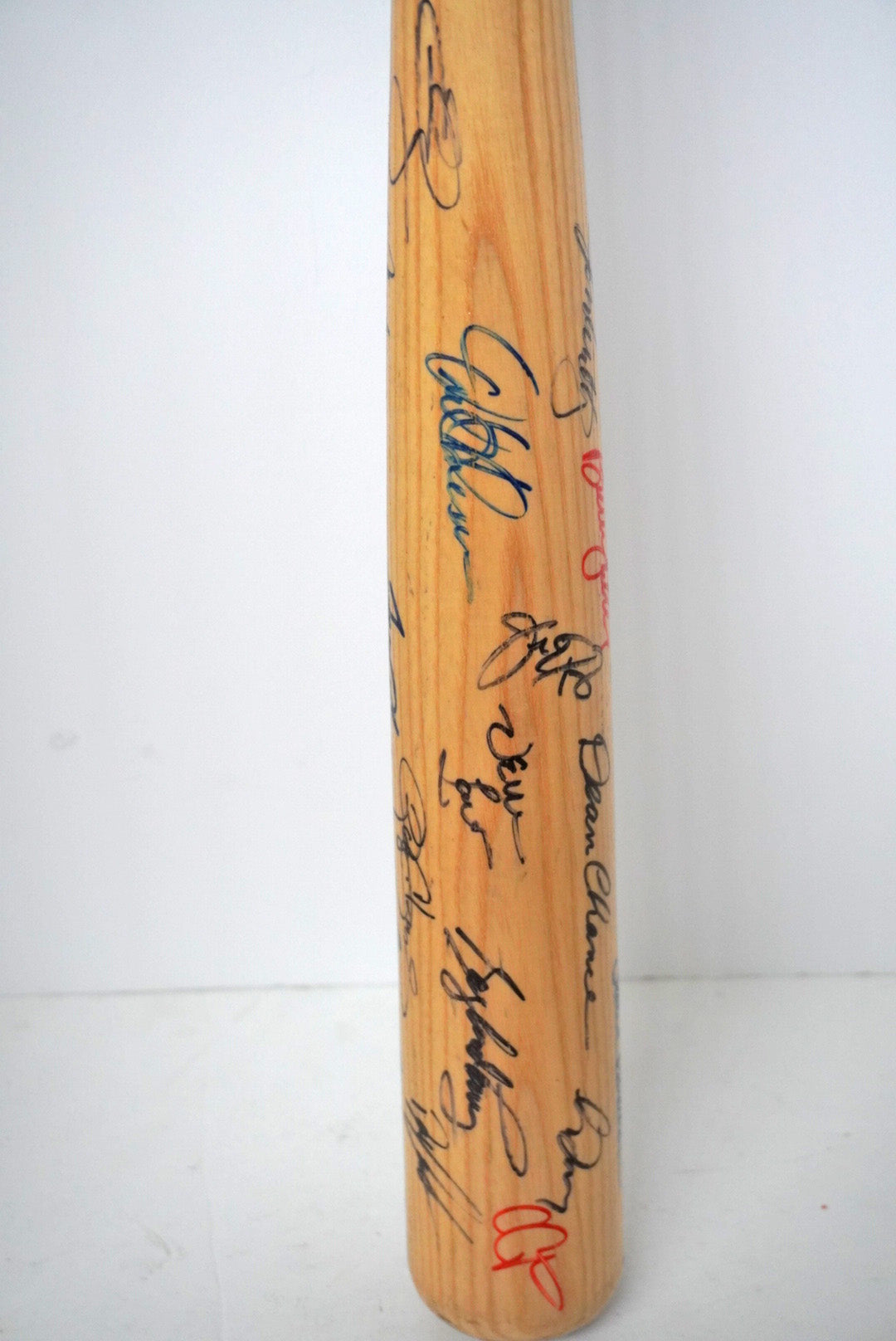 Cy Young award-winning pitchers Whitey Ford, Greg Maddux, Randy Johnson, 30 signed baseball bat