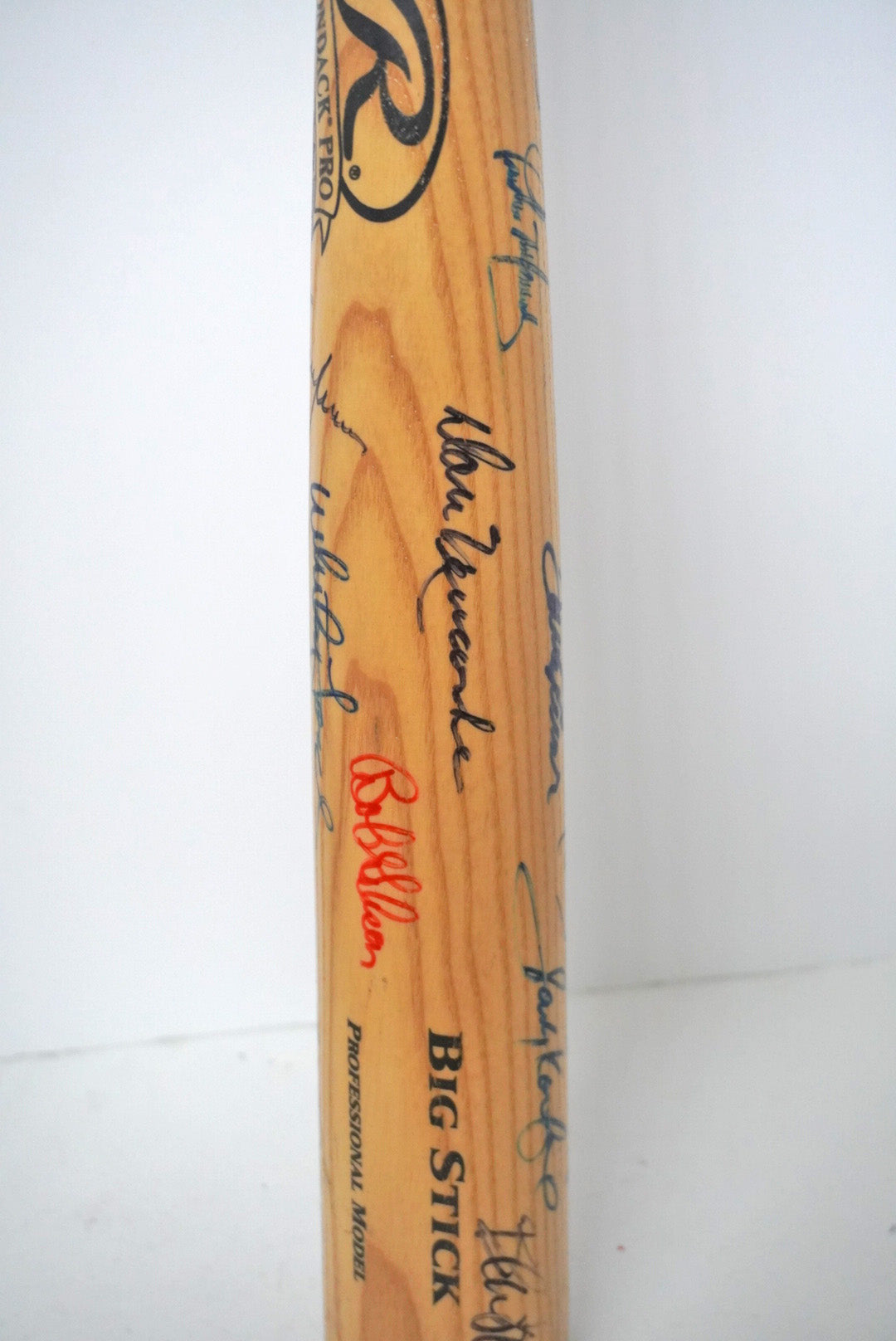 Cy Young award-winning pitchers Whitey Ford, Greg Maddux, Randy Johnson, 30 signed baseball bat