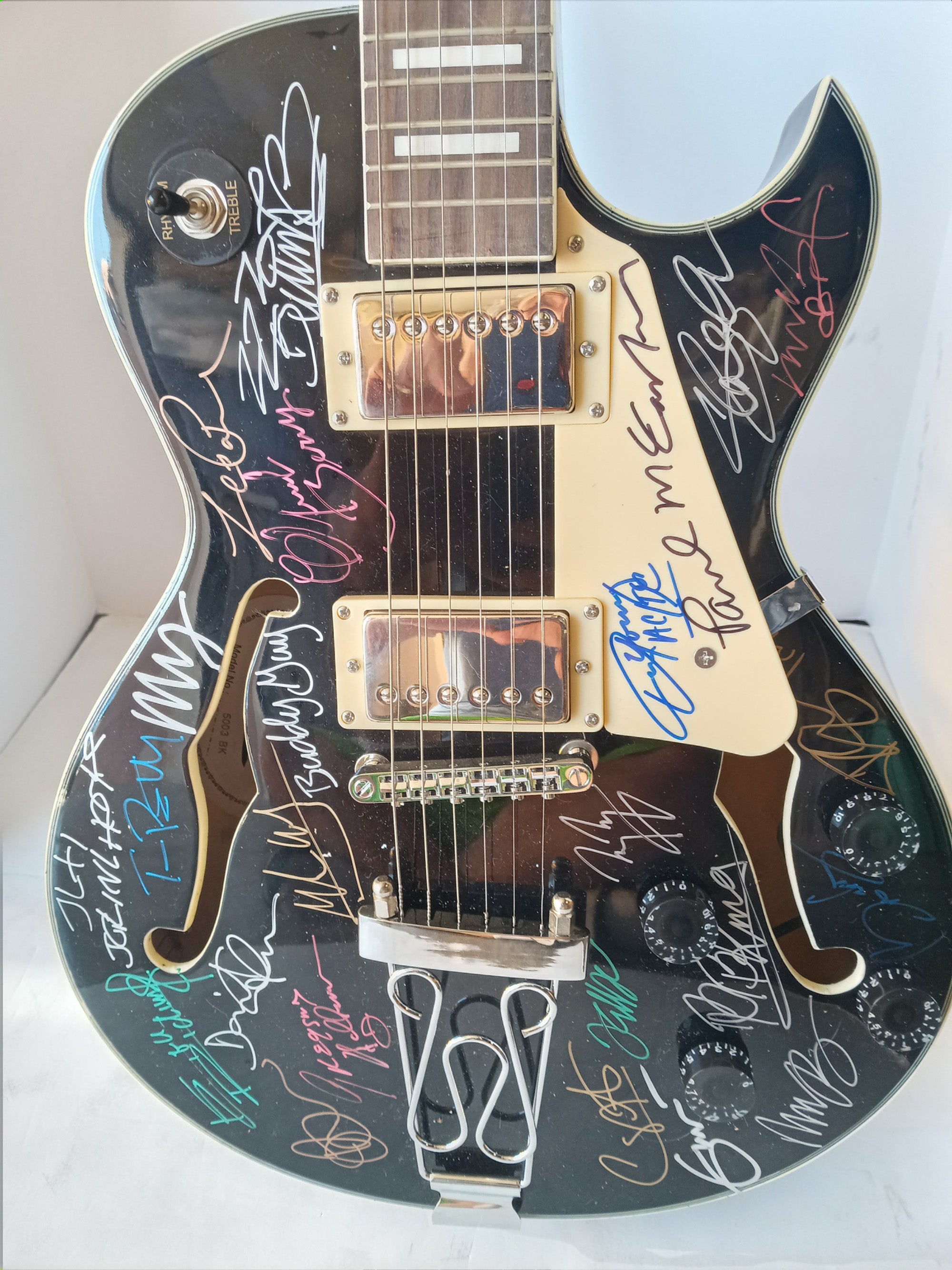 Paul McCartney, B.B. King, Eric Clapton, 22 Rock and Roll icons Les Paul hollow body guitar signed