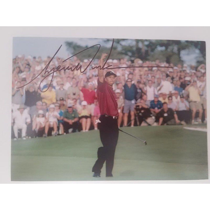 Tiger Woods 5 x 7 photo signed with proof - Awesome Artifacts 