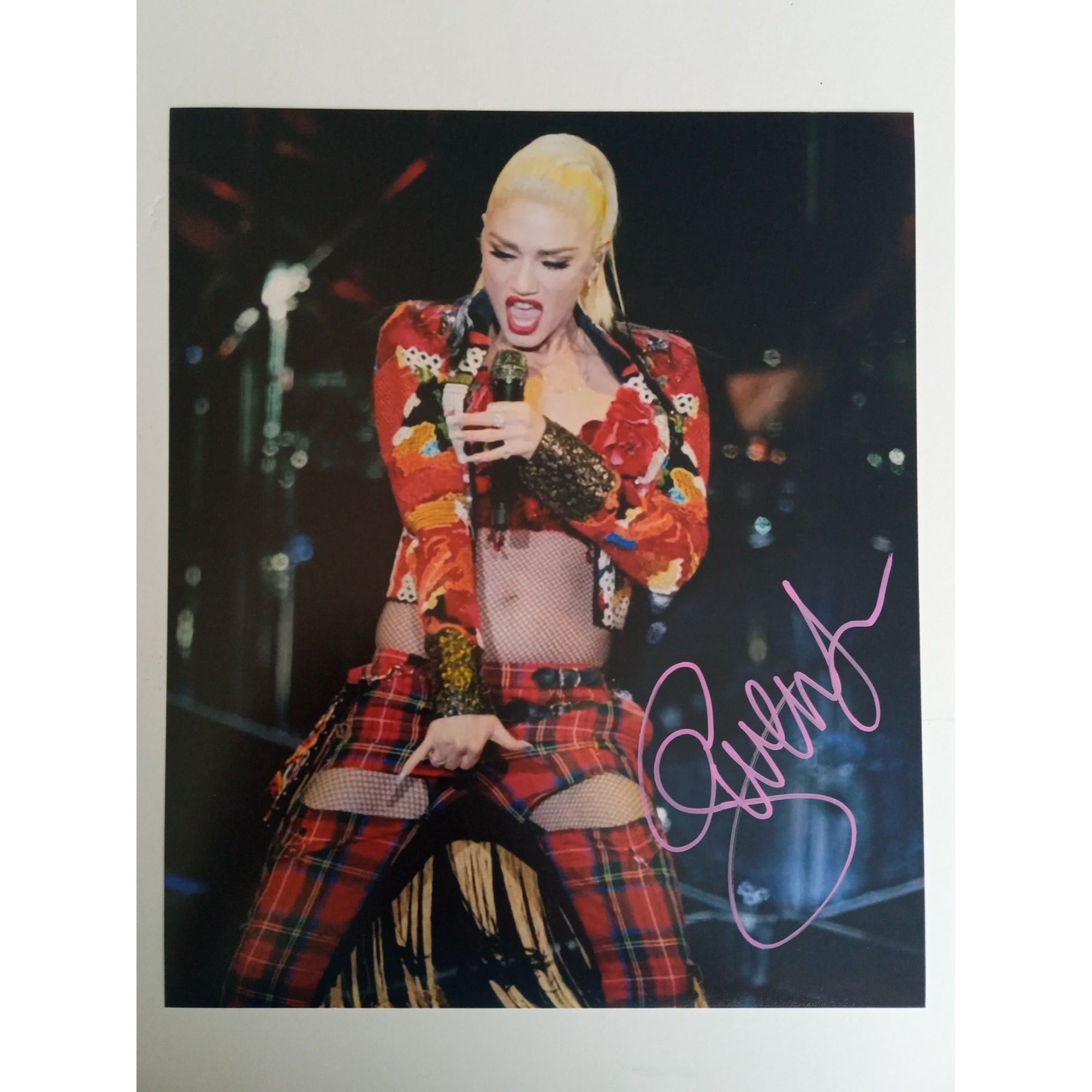 Gwen Stefani 8 by 10 signed photo with proof