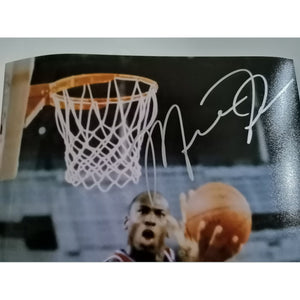 Michael Jordan Chicago Bulls 8 by 10 signed photo with proof