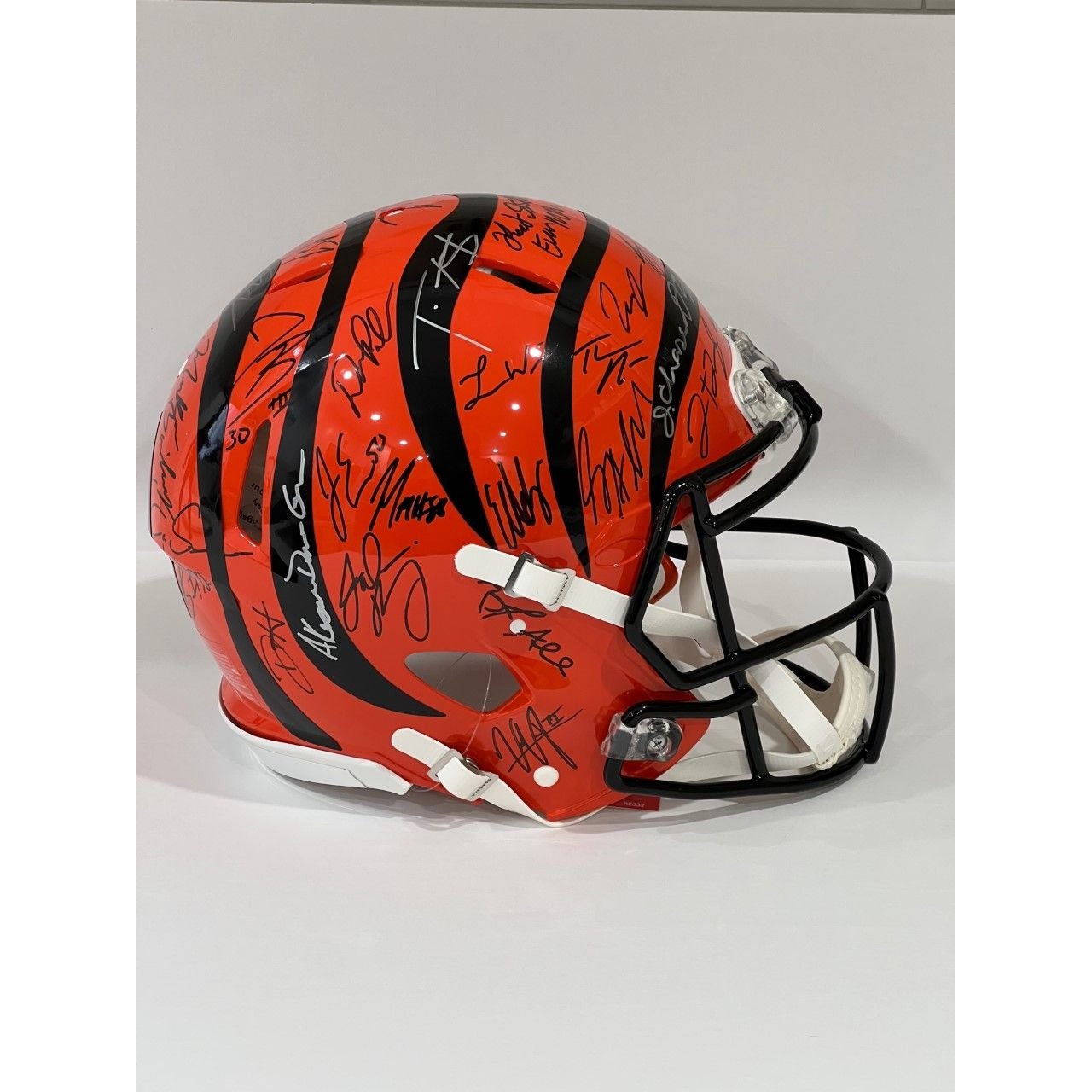 Joe Burrow, Jamarr Chase, Cincinnati Bengals 2021-22 Speed Pro model helmet team signed with proof & free case