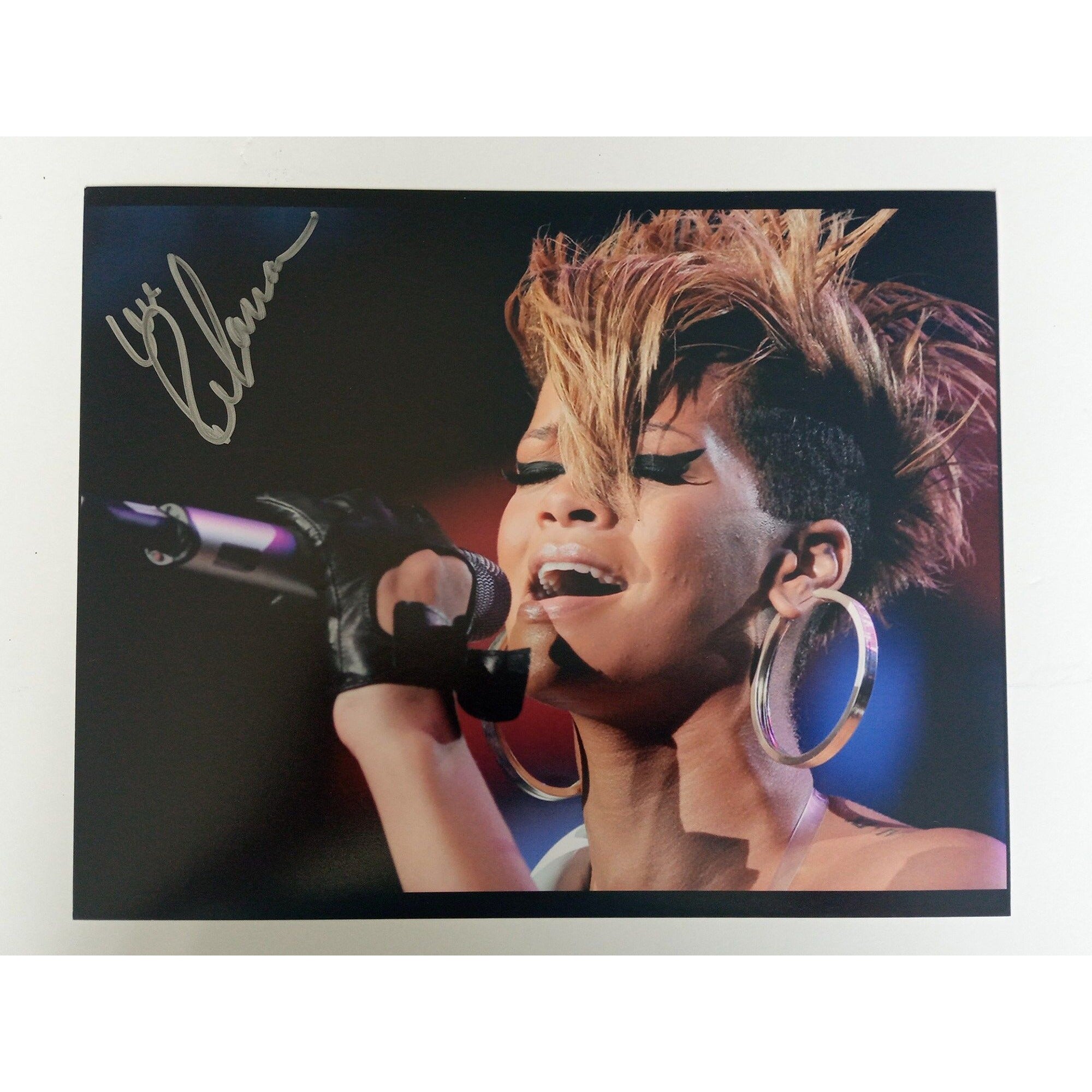 Robyn Rihanna Fenty 8 x 10 sign photo with proof